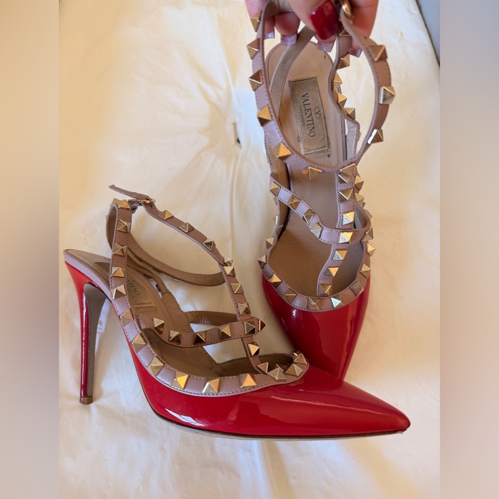 Valentino Garavani Red Patent Rockstud T-Strap Pumps – Size 37 - Picture 6 of 16